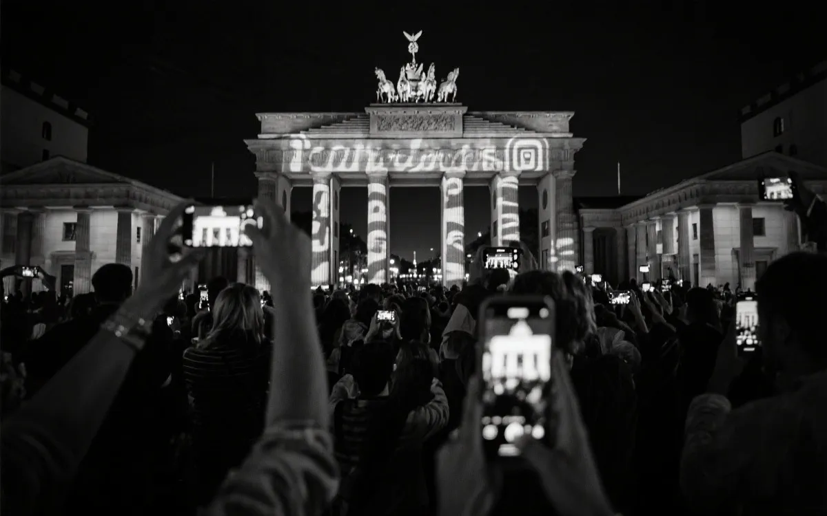 社交媒体挑战赛与线下球迷节内容联动的分镜示意